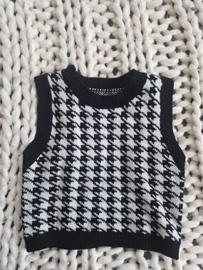 Black & White Houndstooth Knit Crop Sweater Vest